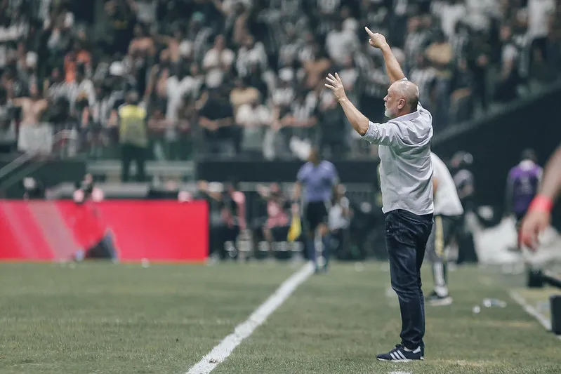 Mano Menezes armou o Fluminense apenas para defender e acabou castigado pela postura covarde durante o jogo