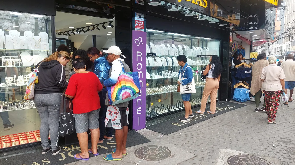 Comércio no Centro de São Gonçalo voltam a ser aquecidos