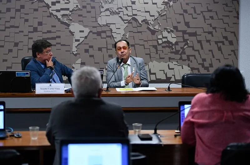O presidente da CCT, Carlos Viana, e Jorge Kajuru em reunião do colegiado, no ano passado