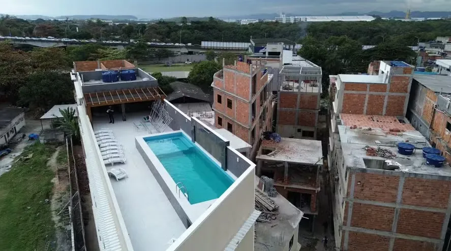 Vista de cobertura em condomínio da Maré