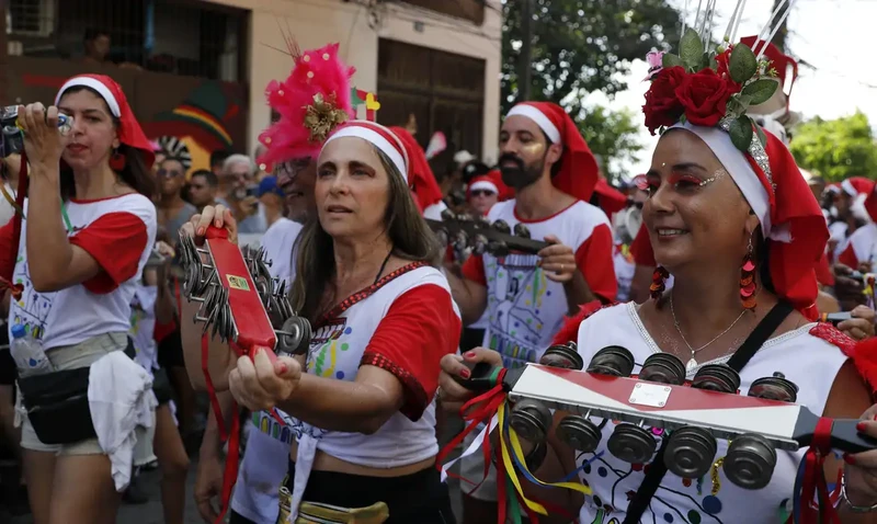 Entre os destaques estão o Bloco das Carmelitas, que desfila às 13h em Santa Teresa, e o Bloco Embaixadores da Folia, marcado para as 18h no centro.