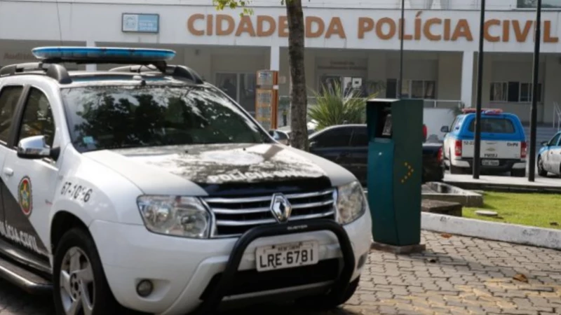 A vítima foi abordada por dois dos criminosos em um bar, na Barra da Tijuca, no dia 10 de abril