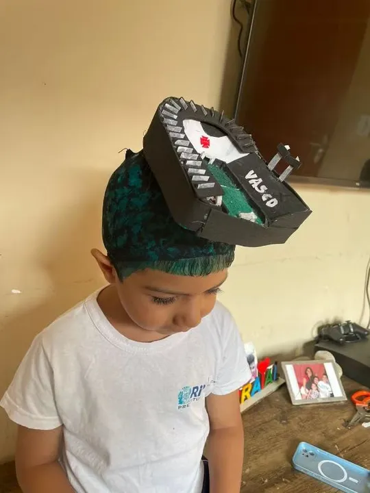 Luca, de cinco anos, foi com a maquete de São Januário para o Dia do Cabelo Maluco na escola