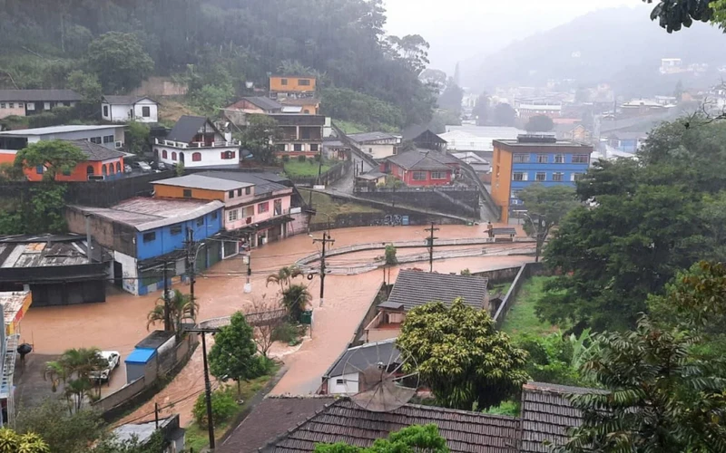 90 pessoas foram resgatadas de ocorrências relacionadas à chuva, segundo bombeiros