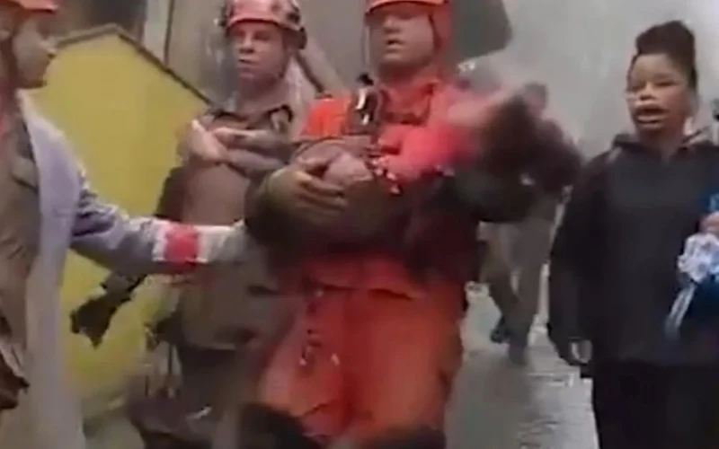 Bombeiros resgatam a menina dos escombros com vida