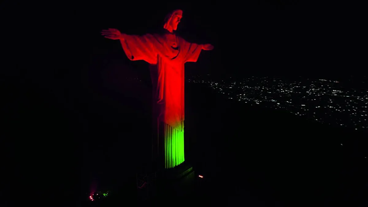 Cristo Redentor iluminado de verde e vermelho para o início da Campanha Julho Neon