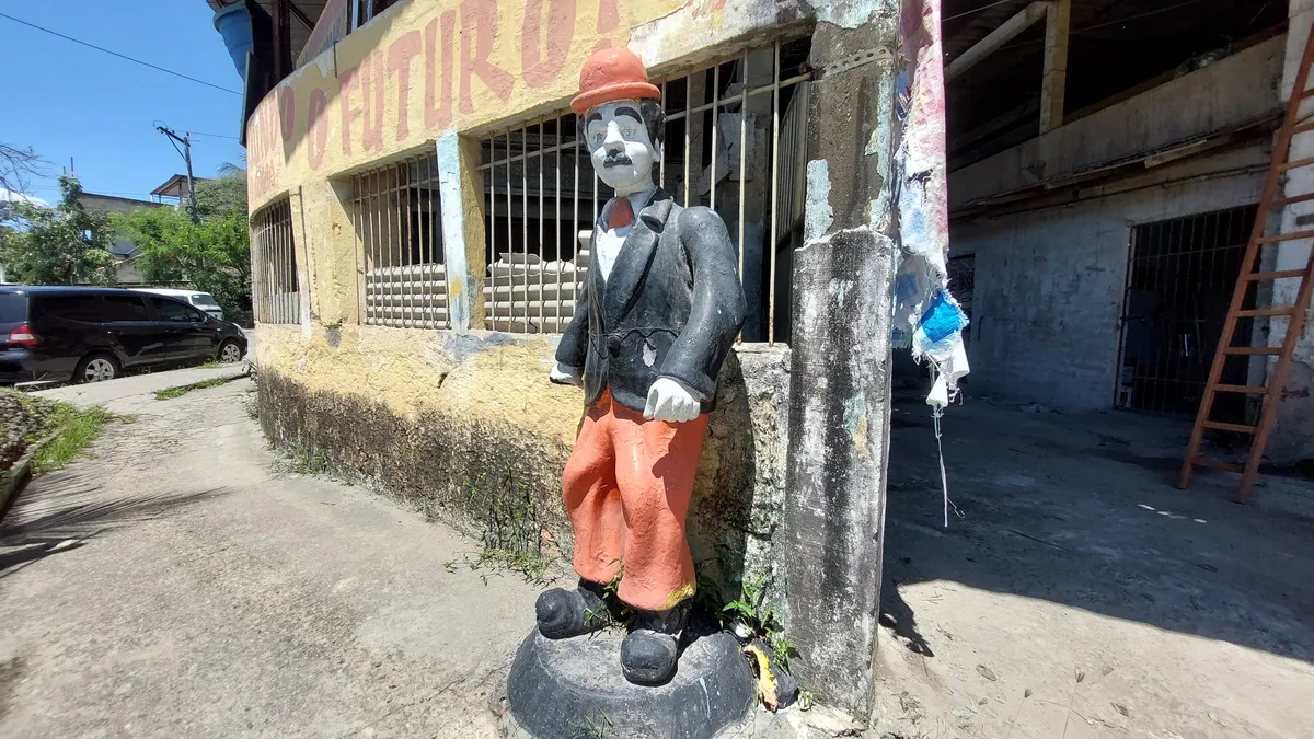 Estátua de Chaplin foi trazida de Copacabana para São Gonçalo