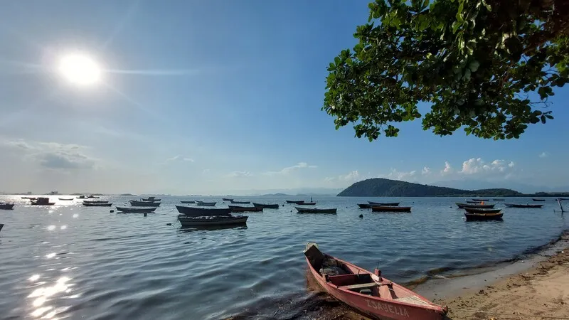 O lugar fica de frente para a Baía de Guanabara