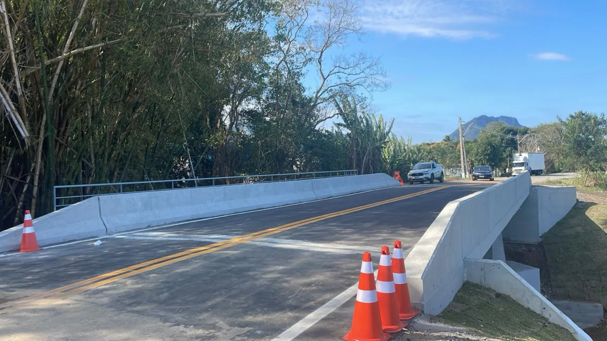 A ponte, que tem 30 metros de extensão, foi alargada e reforçada para absorver o tráfego atual