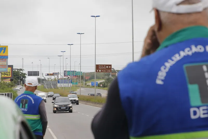 Durante o período, o Departamento de Estradas de Rodagem (DER-RJ) aplicou 36,7 mil autuações, a maioria por excesso de velocidade