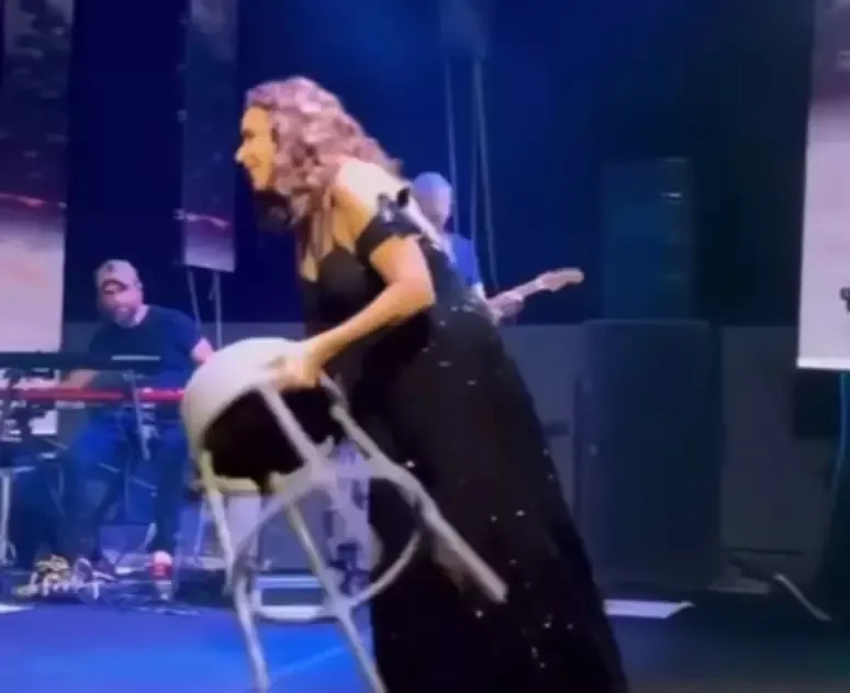 Momento em que a cantora joga o banco para fora do palco