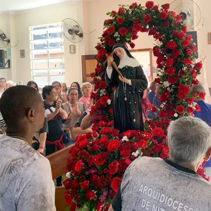 Santa Rita de Cássia é, além de padroeira das causas impossíveis, também conhecida como protetora das viúvas e Santa das rosas