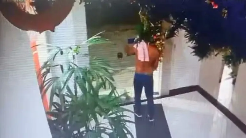 O homem entrou e saiu pela porta da frente do edifício