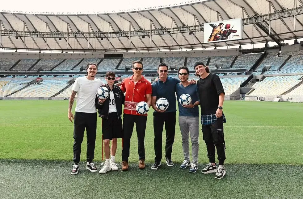 Pedro, Emma Corrin, Ryan Reynolds, Hugh Jackman, Shawn Levy e David Luiz no campo do Maracanã