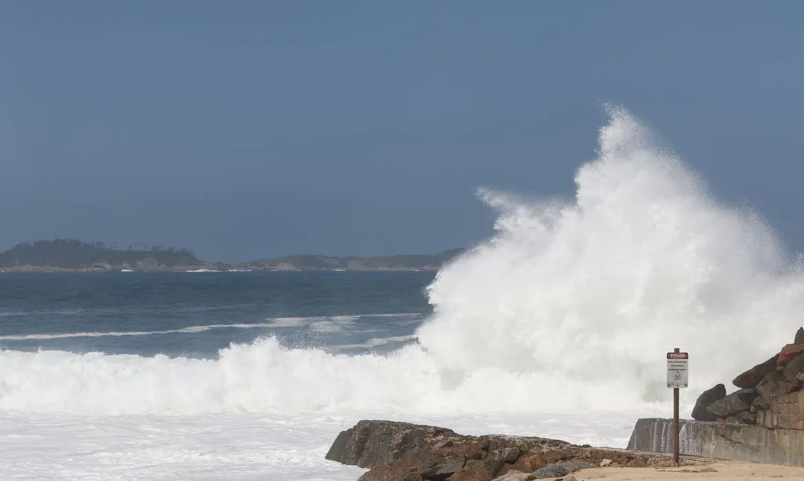 A Marinha do Brasil emitiu um alerta com ondas de 2,5 a 4 metros nesta quarta-feira