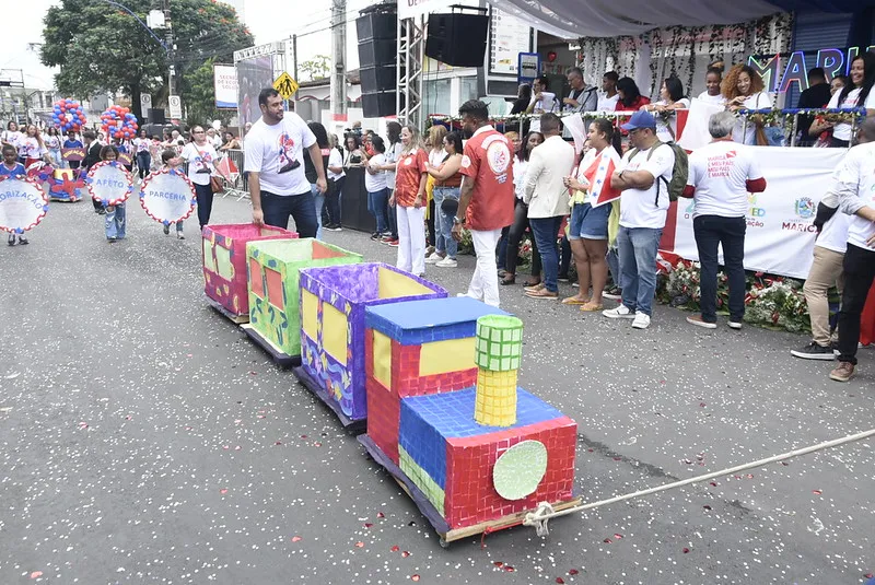 A prefeitura disponibilizou arquibancadas distribuídas nos dois lados da rua e que permaneceram cheias durante todo o desfile