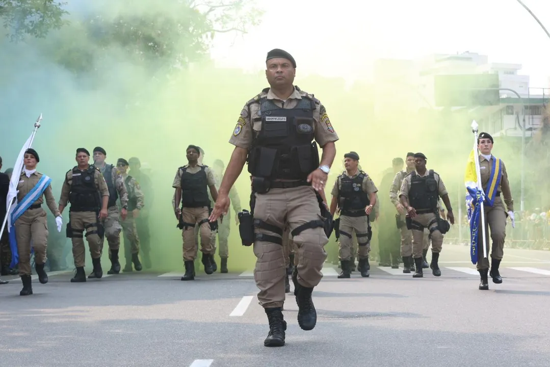 Desfile reiniu muitas pessoas na Amaral Peixoto, hostórico corredor viário e Niterói