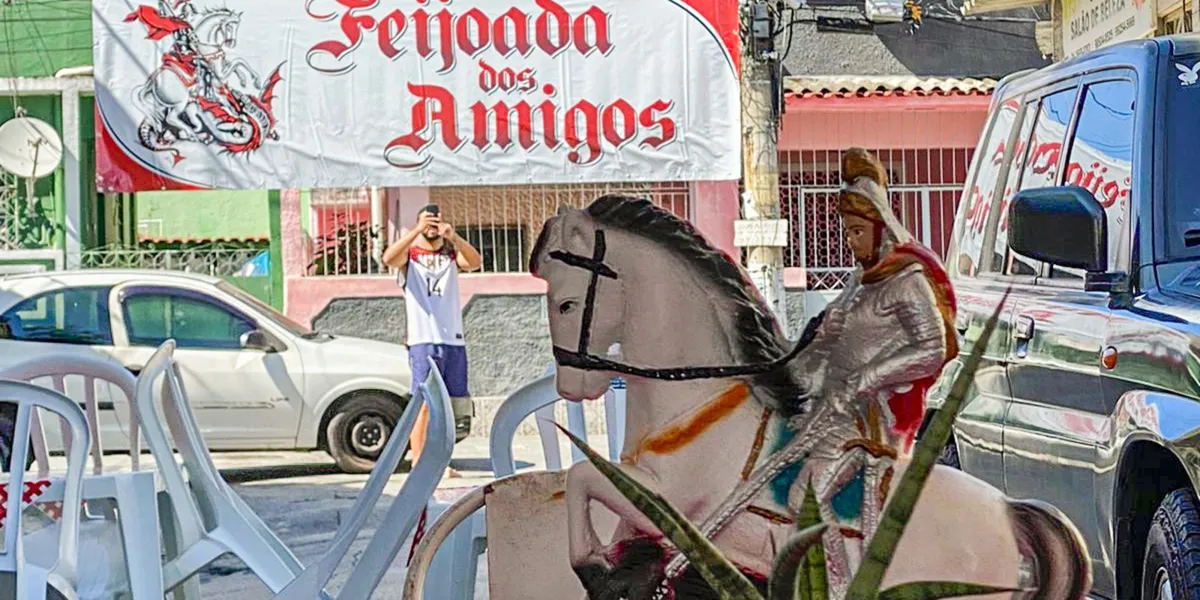Feijoada, realizada no meio de uma rua no bairro de Realengo, na zona oeste da cidade, todo dia 23 de abril