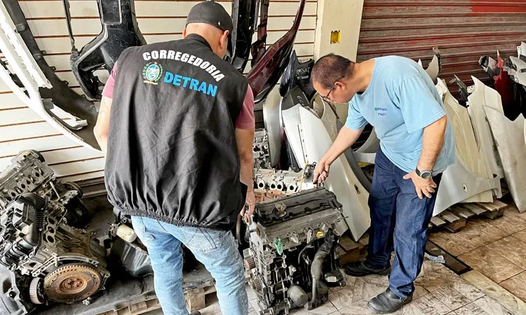 Os policiais apreenderam um motor de carro roubado