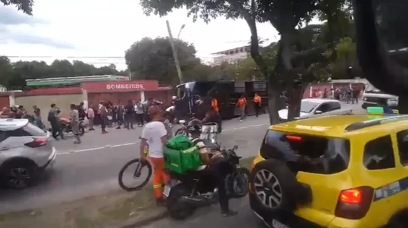 Um ônibus cheio de passageiros tombou na Avenida Bartolomeu de Gusmão, em São Cristóvão