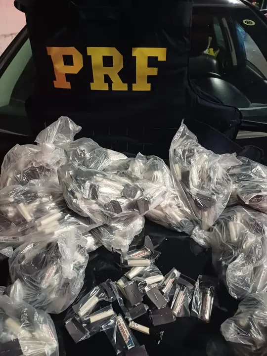 400 pinos de cocaína foram apreendidos com a dupla