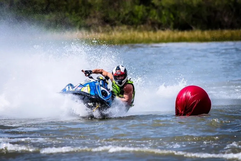 Davi Prado é bicampeão mundial em corrida de jet-ski, hexacampeão nacional e campeão em um campeonato europeu