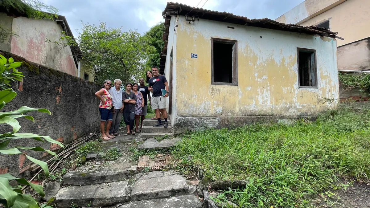 A casa, construída em 1940, pertence a João, de 75 anos, que vive com sua esposa e filha, de 10 anos