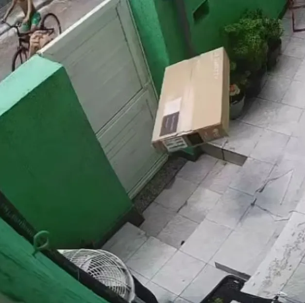 TV foi arremessada por entregador por cima de muro na Zona Norte do Rio