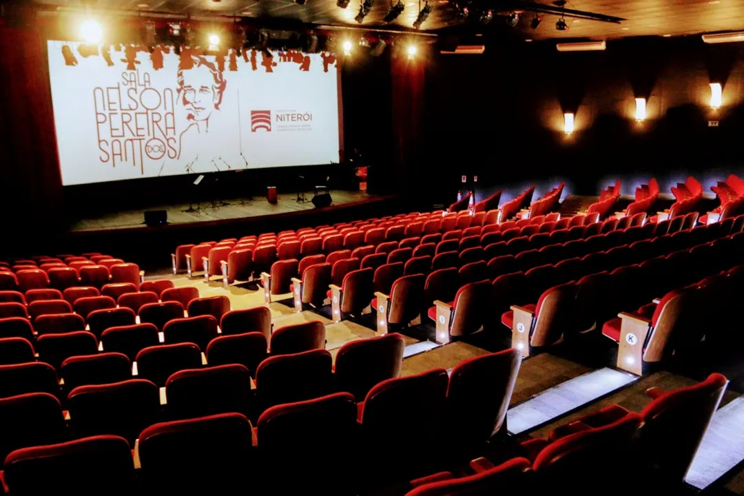 Teatro fica no bairro São Domingos, em Niterói