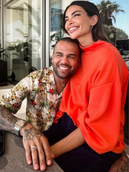 Daniel Alves reapareceu nas redes sociais em fotos com a esposa.