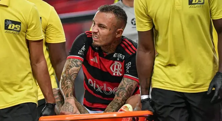 Cebolinha saindo machucado de jogo pelo Flamengo