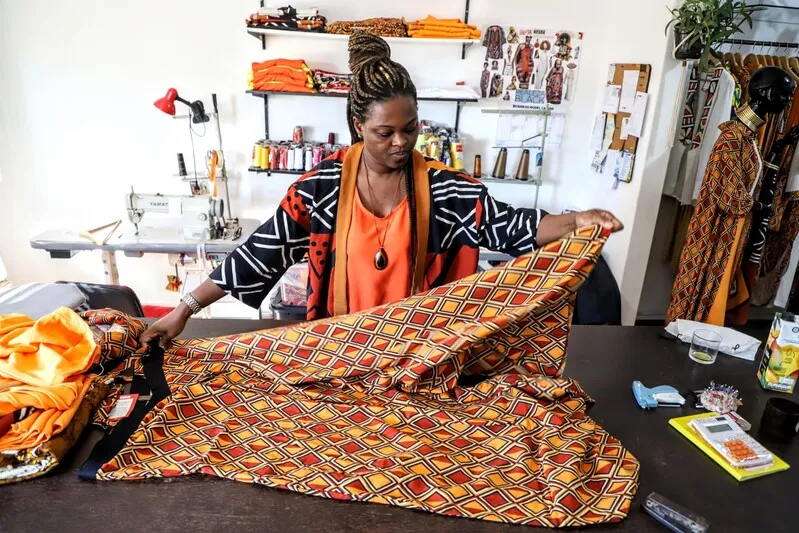 O Ayan Bidu tem como iniciativa desenvolver capacitação profissional para a cadeia produtiva da moda artesanal sustentável destinado a mulheres de áreas periféricas de Niterói