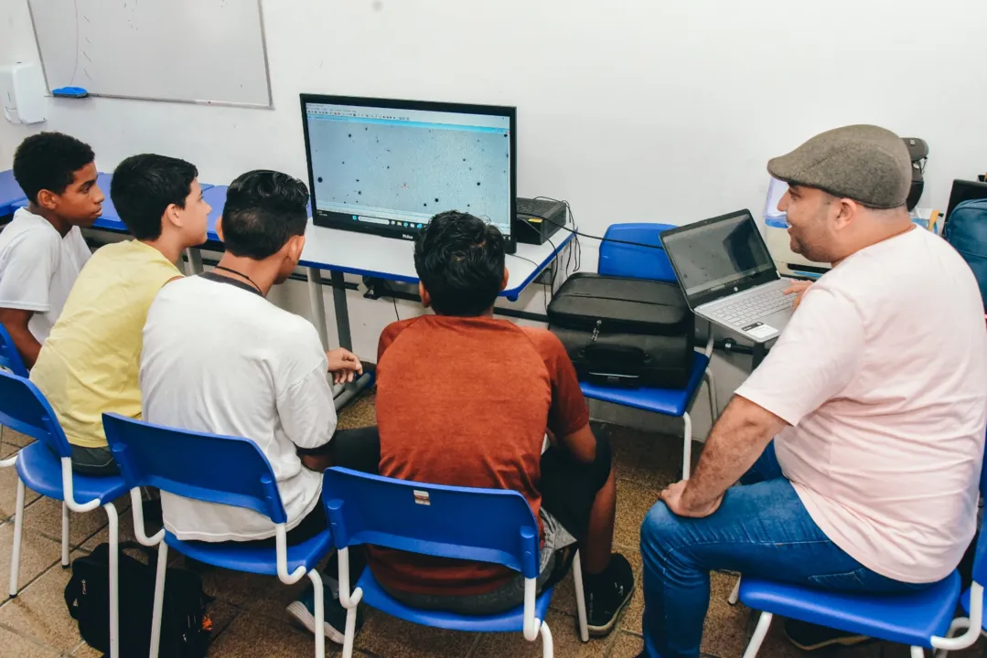 Os estudantes foram supervisionados pelo professor de Ciências, Carlos Alexandre Ribeiro