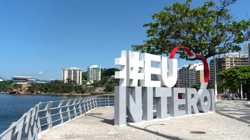 Imagem ilustrativa da imagem “Eu ♥ Niterói”: letreiro convida niteroienses a enquadrar belezas da cidade