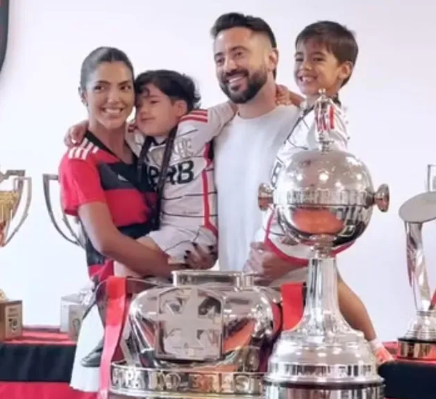 Everton Ribeiro e família em despedida no Ninho do Urubu