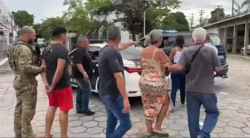 Polícia prende mãe, filho e filha suspeitos de matar vendedor de água no Rio