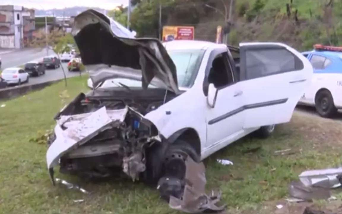 A parte dianteira do carro ficou completamente destruída