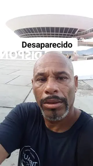 Robson vestia uma bermuda tactel manchada lilás com branco e cinza e uma blusa preta de malha no dia do desaparecimento