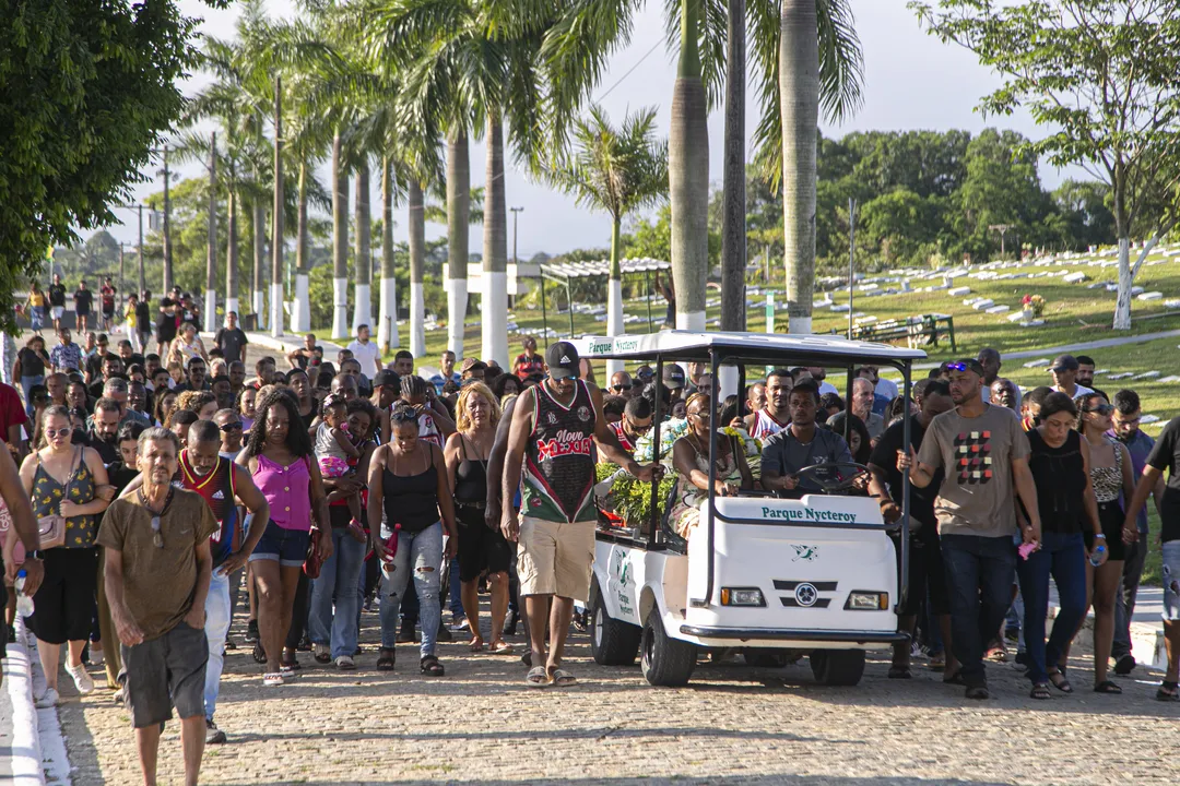 Dezenas de amigos e familiares prestaram últimas homenagens ao funcionário de concessionária morto durante assalto