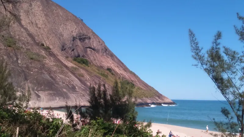 Praia de Itacoatiara é liberada para banho