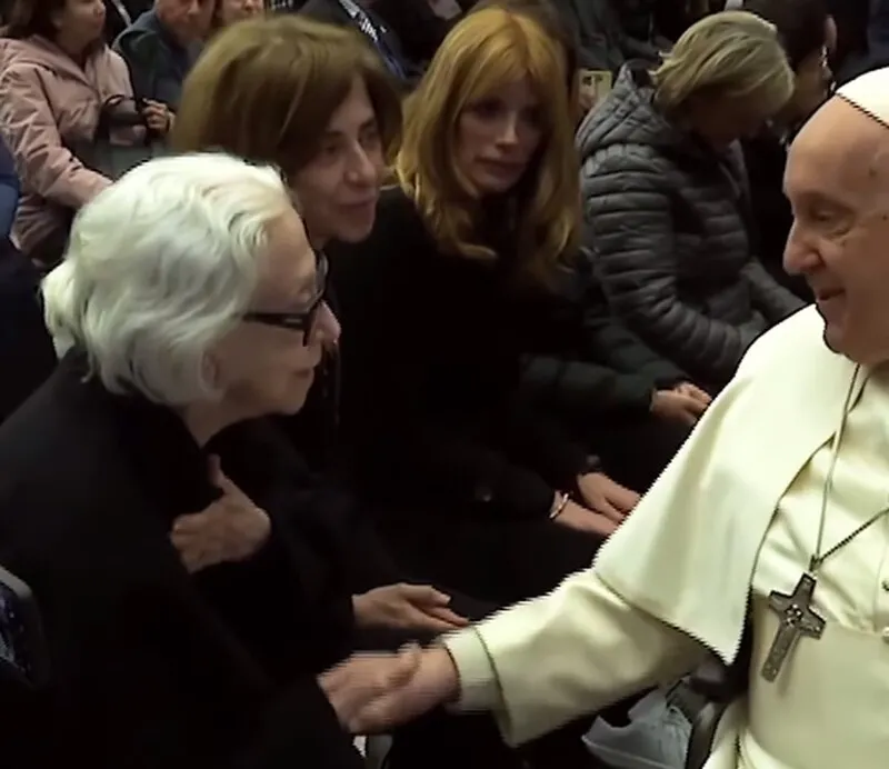 "Deus te abençoe", disse o Papa, enquanto segura a mão de Fernanda Montenegro
