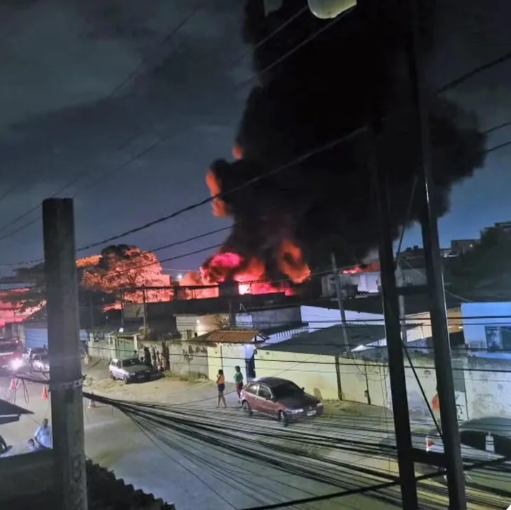 Ferro-velho pega fogo em São João do Meriti