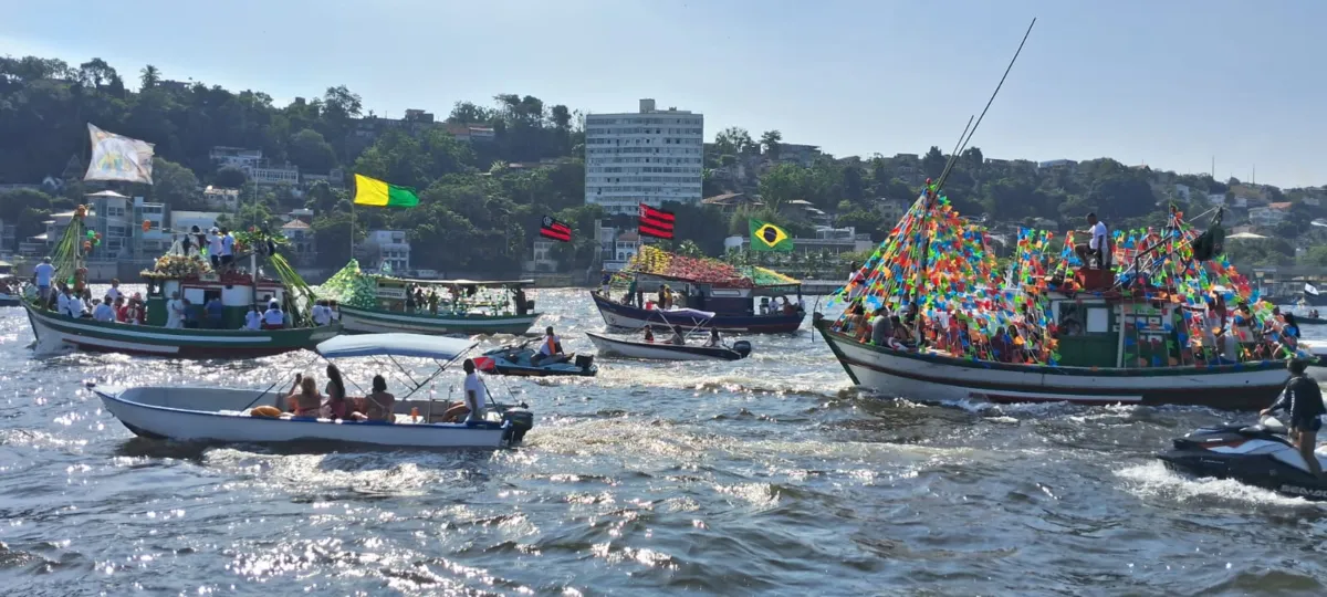 A procissão marítima, com o barco de São Pedro seguindo à frente, acontece há 103 anos