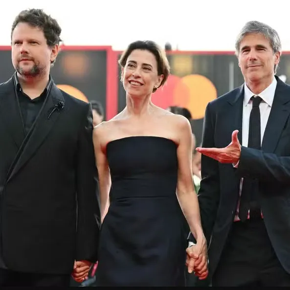 Os atores Selton Mello e Fernanda Torres (à esquerda) ao lado do diretor Walter Salles, do filme 'Ainda estou aqui', no tapete vermelho do Festival de Veneza