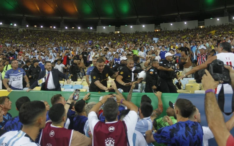 A partida teve o início atrasado em 30 minutos por causa da briga entre policiais militares e torcedores argentinos