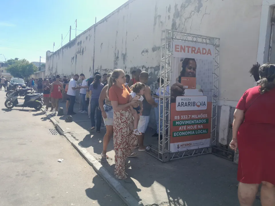 Fila para distribuição do Cartão Araribóia contornou o quarteirão nesta quinta-feira (09)