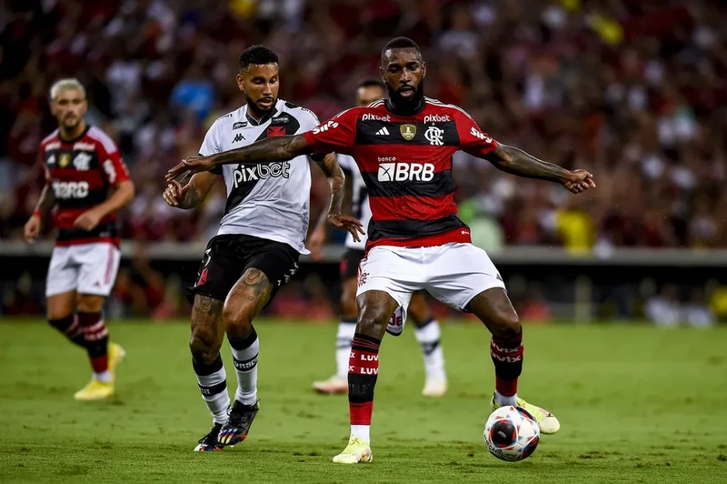 Este foi o uniforme utilizado pelo Flamengo em 2023. O time ainda joga a estreia do Carioca com ele