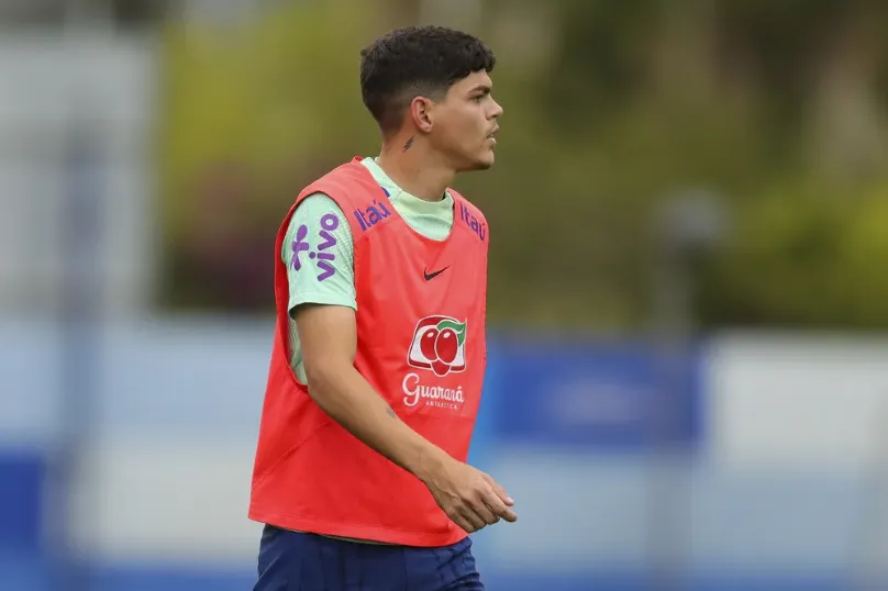 Ayrton Lucas é um dos jogadores do Flamengo presentes na pré-lista do técnico da seleção brasileira, Dorival Júnior