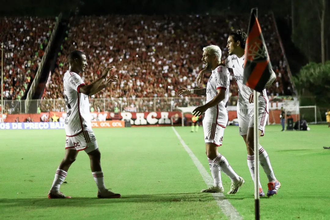 Imagem ilustrativa da imagem Flamengo vence Vitória e mantém bom momento no Brasileirão