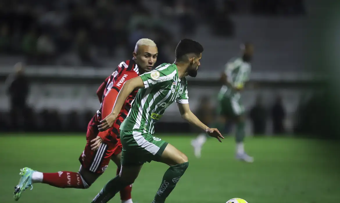 A Rádio Nacional transmite a partida da 12ª rodada do torneio